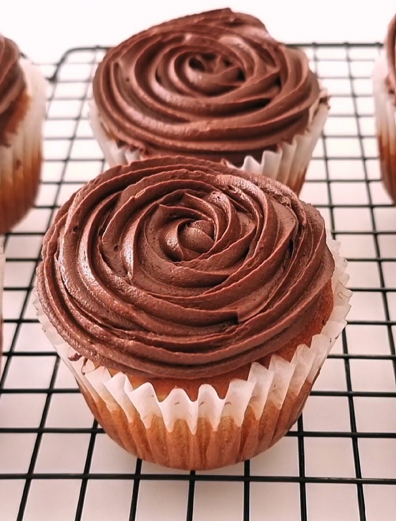 Sugar-Free Peanut Butter Chocolate Cupcakes (Gluten-Free + Keto-Friendly, Diabetic-Mindful)